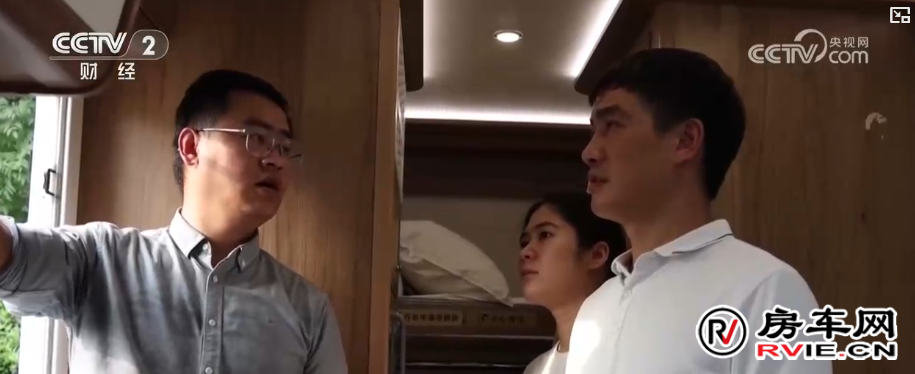 国庆假期,房车租赁门店迎来提车高峰,年轻家庭成消费新主力。图片来源:央视网