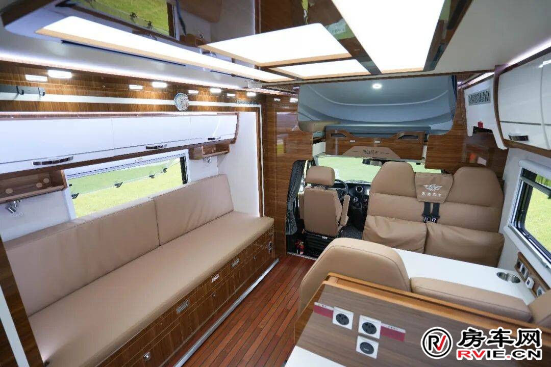 赛德C型房车内饰驾驶室与卡座