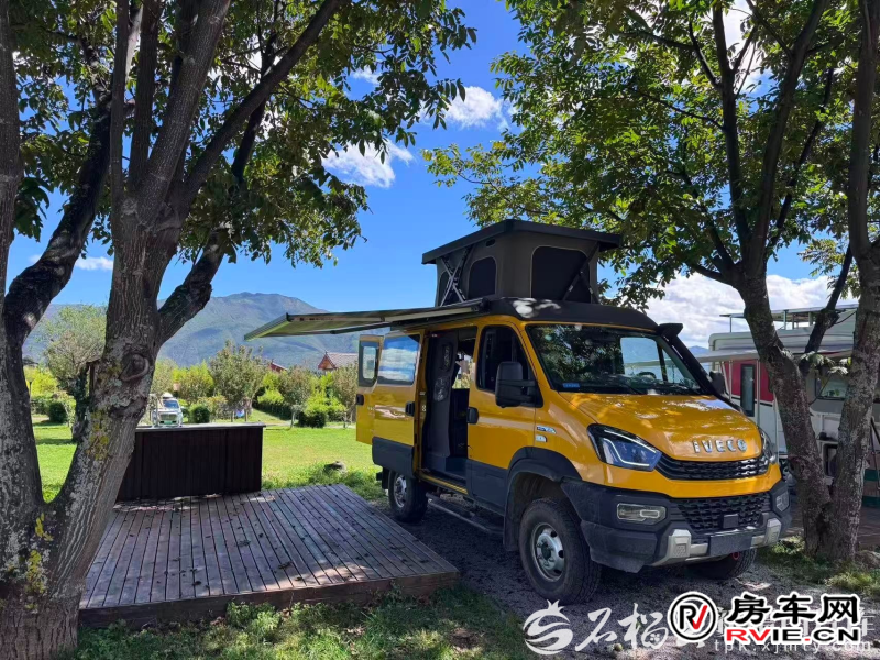 草地上的黄色床车与车顶帐篷