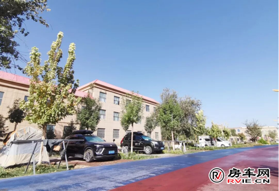 泽普县房车营地营位整齐排列,房车与自驾车辆有序停放