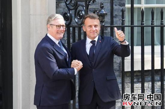7月10日,在英国伦敦唐宁街10号首相府前,英国首相斯塔默(左)与法国总统马克龙握手。新华社记者吴鲁摄