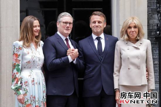 7月9日,英国首相斯塔默(左二)和夫人(左一)在英国伦敦唐宁街10号首相府前迎接法国总统马克龙(右二)和夫人。新华社发