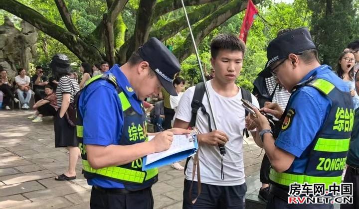 黄果树旅游区执法大队牵头拟定《黄果树旅游区旅游秩序综合整治实施方案》.jpg
