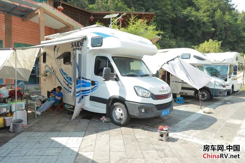 游客停靠于度假区内的房车。